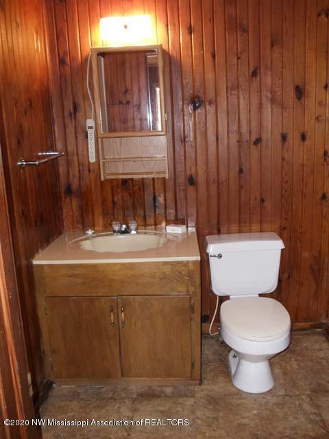 1462-1464 Merry Hill Ranch Road Senatobia, MS 38668 - Photo 14 of 16 Half Bath