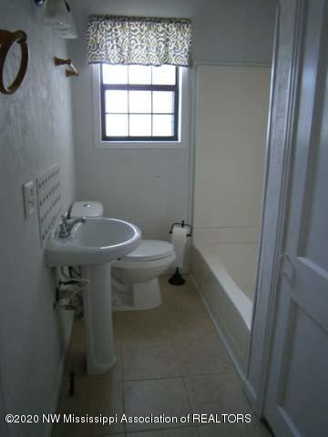 1462-1464 Merry Hill Ranch Road Senatobia, MS 38668 - Photo 2 of 16 Bathroom.2