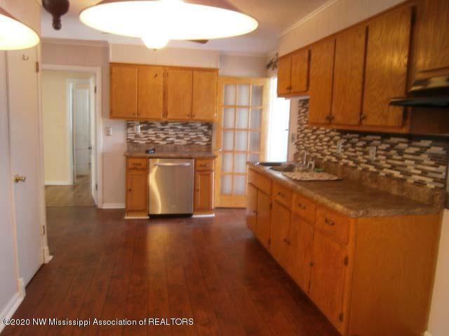 1462-1464 Merry Hill Ranch Road Senatobia, MS 38668 - Photo 6 of 16 Kitchen