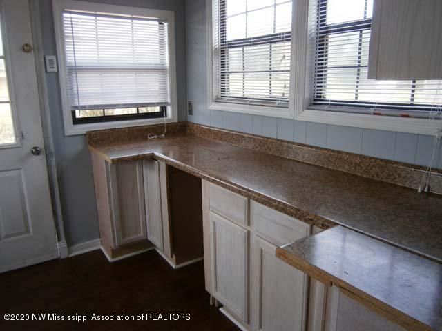 1462-1464 Merry Hill Ranch Road Senatobia, MS 38668 - Photo 7 of 16 Laundry Room