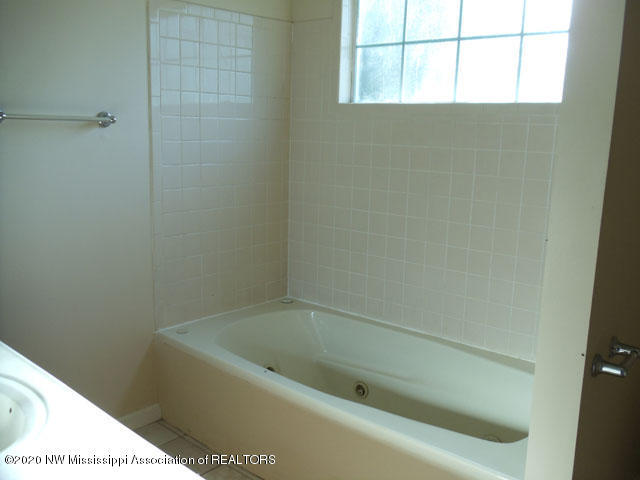 1462-1464 Merry Hill Ranch Road Senatobia, MS 38668 - Photo 9 of 16 Master Bath