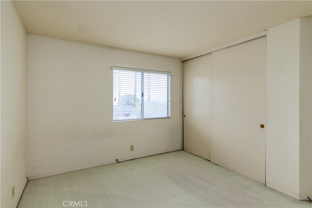 2887 Queens Way Thousand Oaks, CA 91362 - Photo 30 of 35 an empty room with a window