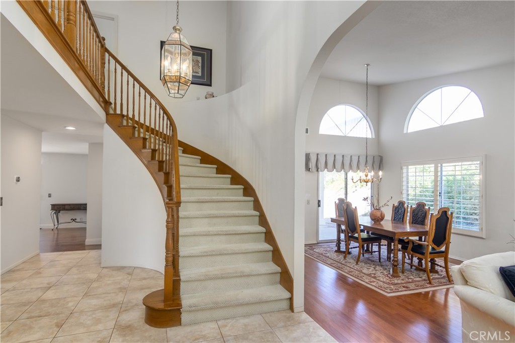 2887 Queens Way Thousand Oaks, CA 91362 - Photo 5 of 35 a view of a livingroom with furniture and windows