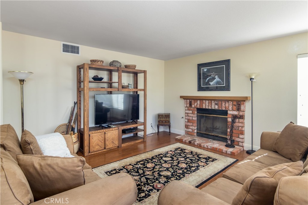 2887 Queens Way Thousand Oaks, CA 91362 - Photo 10 of 35 a living room with furniture and a flat screen tv