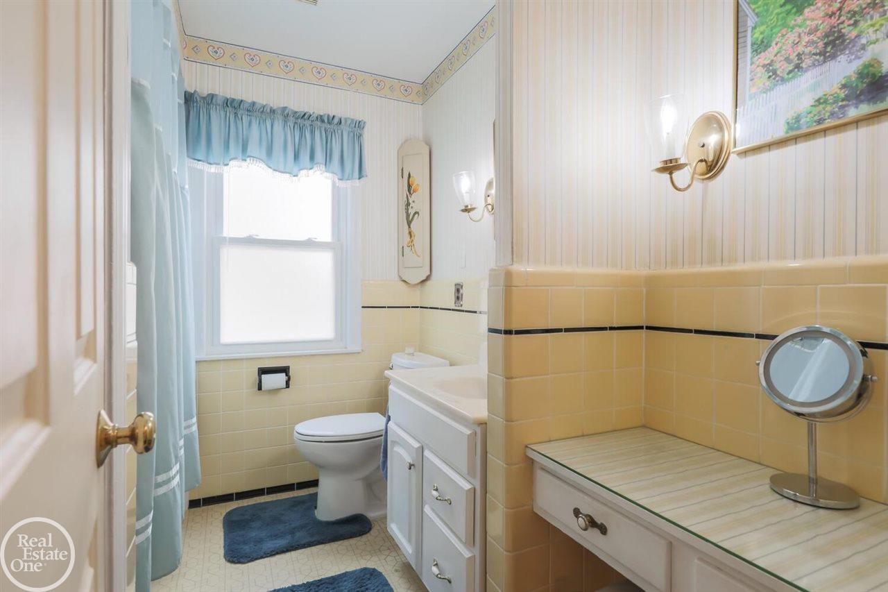 404 Cloverly Road Grosse Pointe, MI 48236 - Photo 25 of 37 50074471-24.JPG