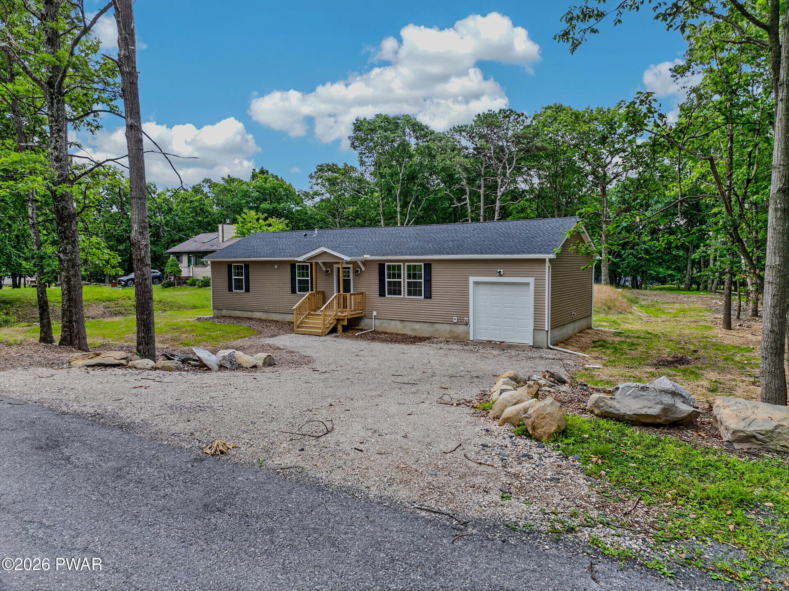 515 Hummingbird Court Bushkill, PA 18324 - Photo 2 of 33