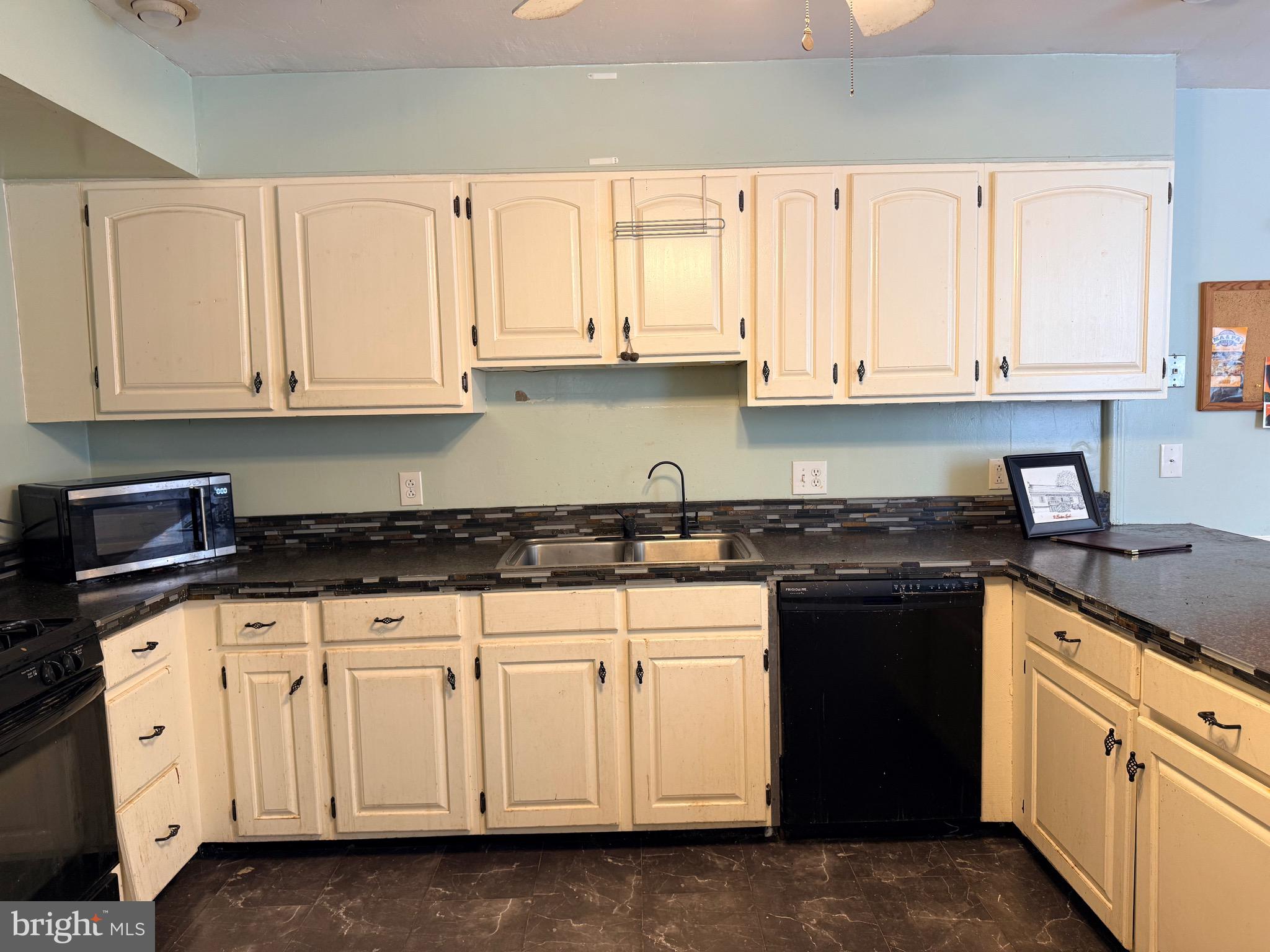 18 Booker Road Delta, PA 17314 - Photo 22 of 39 Kitchen view 1