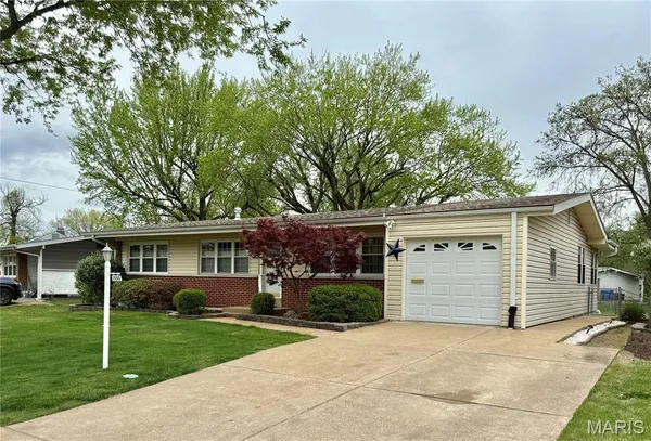 $230,000 | 1330 Spring Valley Drive, Florissant, MO 63033