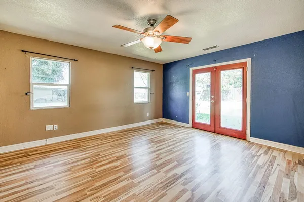 a view of a backyard