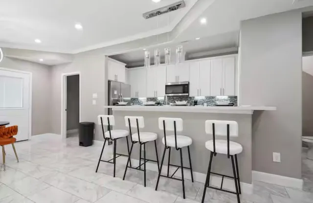 $2,299 | 5914 Southridge Street, Unit B, Houston, TX 77033