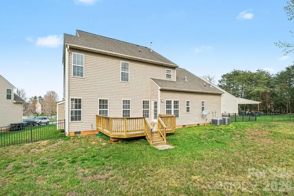 a view of a house with backyard