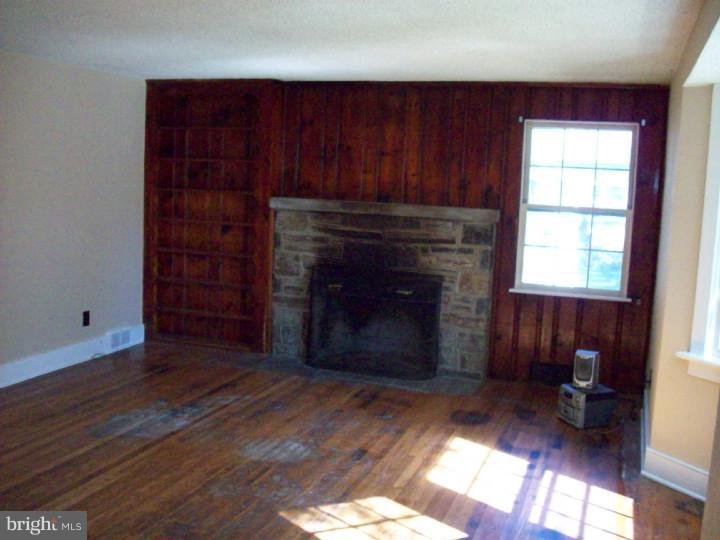 1704 Deep Run Road Pipersville, PA 18947 - Photo 7 of 12 Living Room