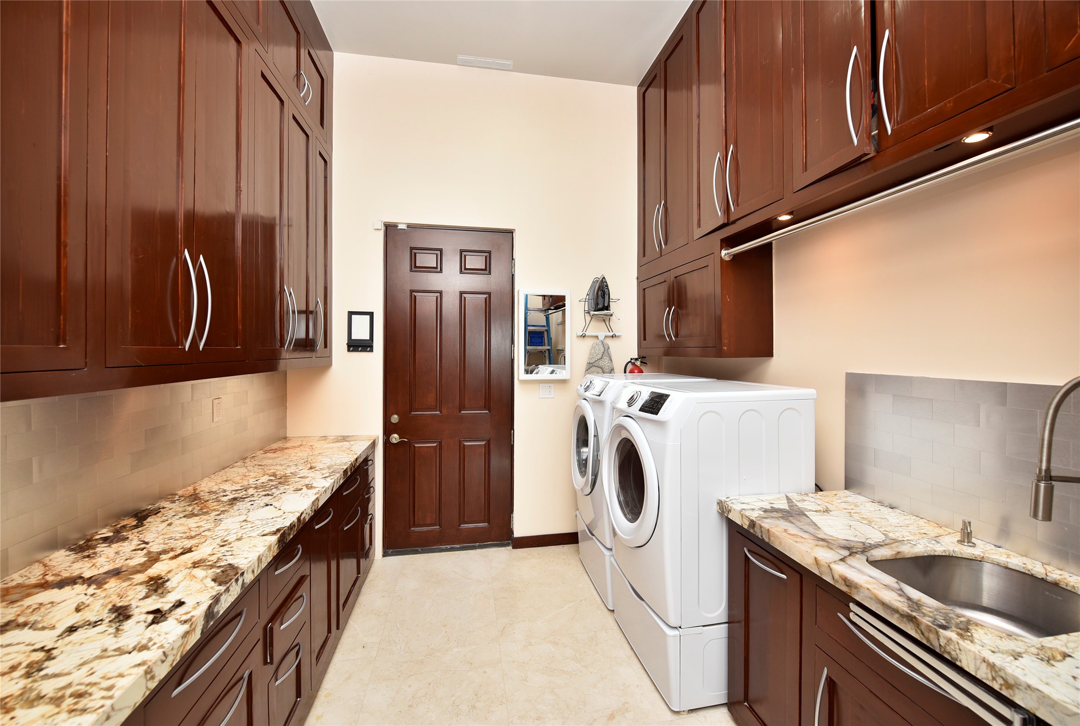 6602 Rohan Road Richmond, TX 77469 - Photo 18 of 49 a kitchen with refrigerator a washer and dryer