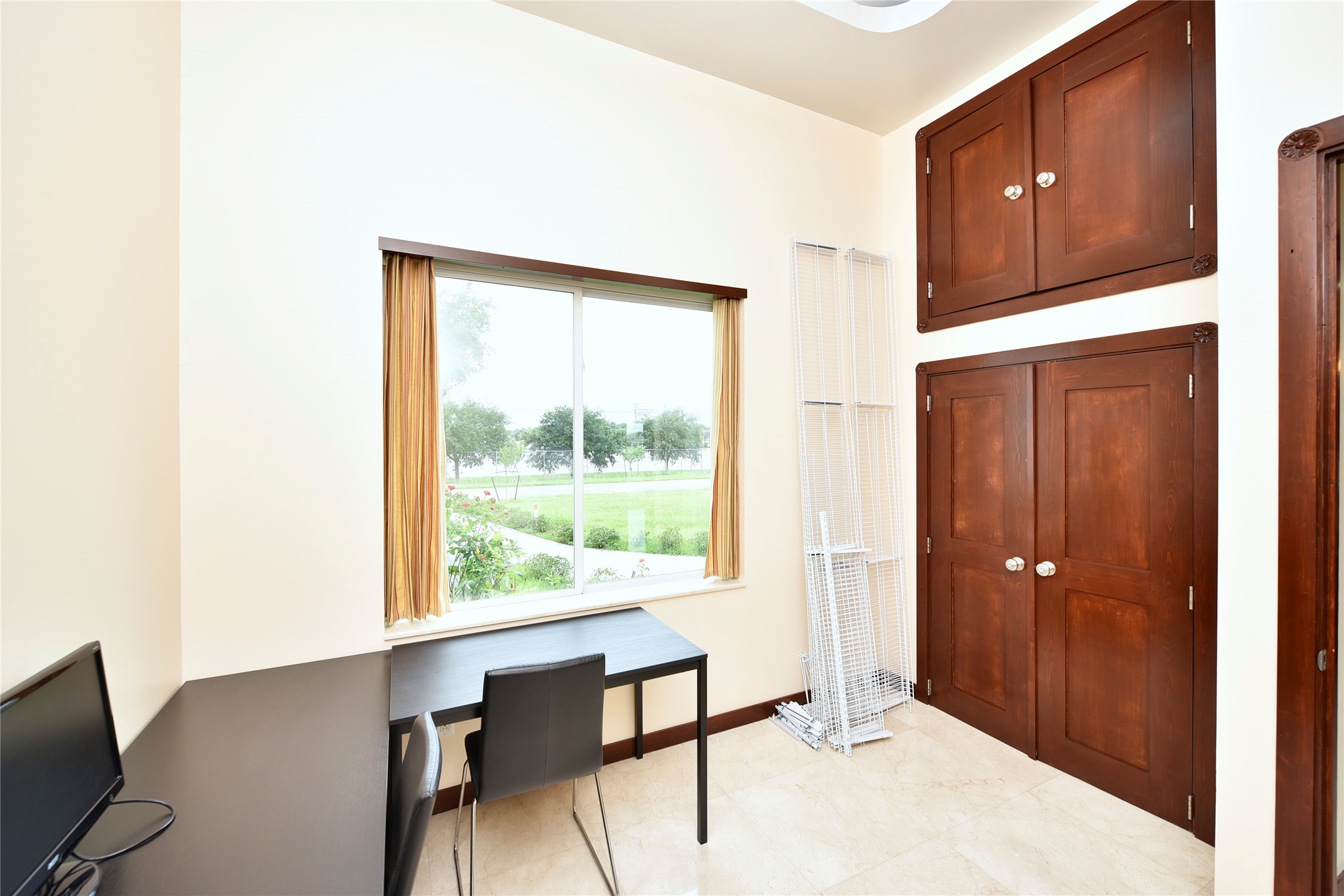 6602 Rohan Road Richmond, TX 77469 - Photo 26 of 49 a view of a livingroom with a window and wooden floor