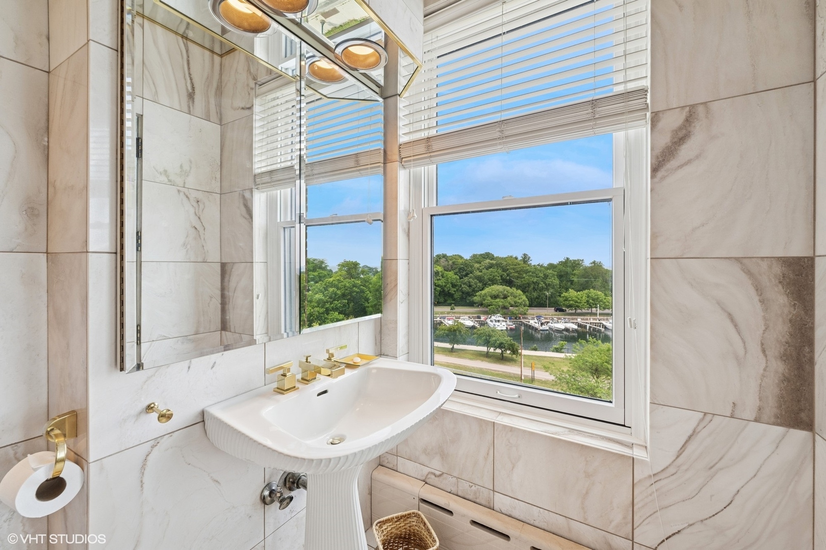 3500 North Lake Shore Drive, Unit 7C Chicago, IL 60657 - Photo 32 of 36 a bathroom with a sink and a bathtub
