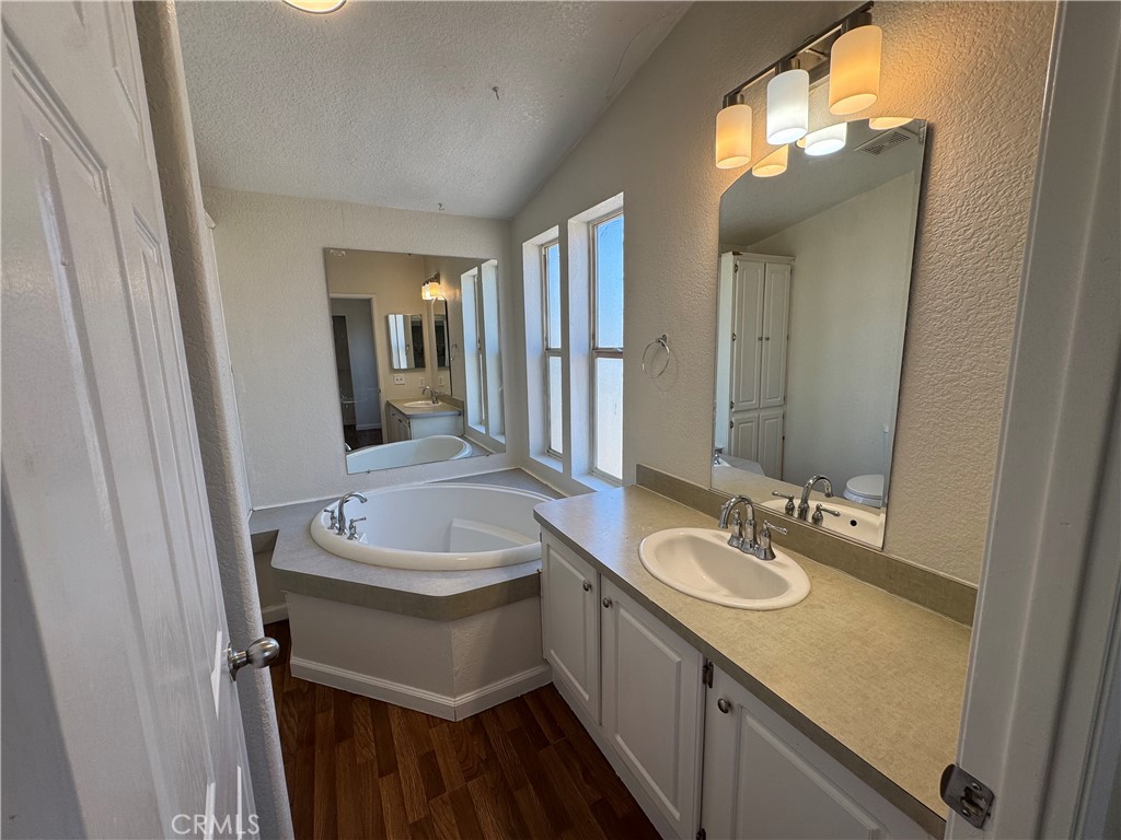 41251 Rope Road Hemet, CA 92544 - Photo 15 of 32 Primary Bathroom