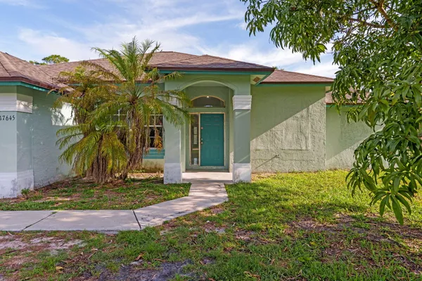 a view of a yard in front of house