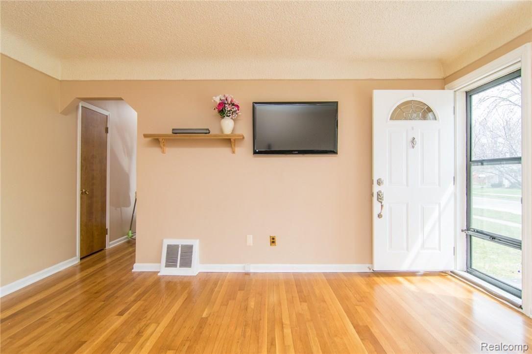 1340 Hampton Road Mount Clemens, MI 48043 - Photo 5 of 39 DSC_1022.jpg