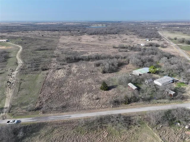 a view of a dry yard