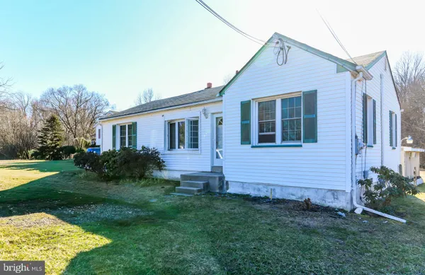 a view of a house with backyard and garden