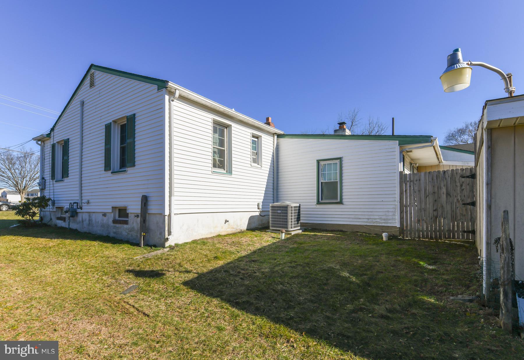 1261 North Tuckahoe Road Williamstown, NJ 08094 - Photo 4 of 7 a view of a house with backyard and a tree