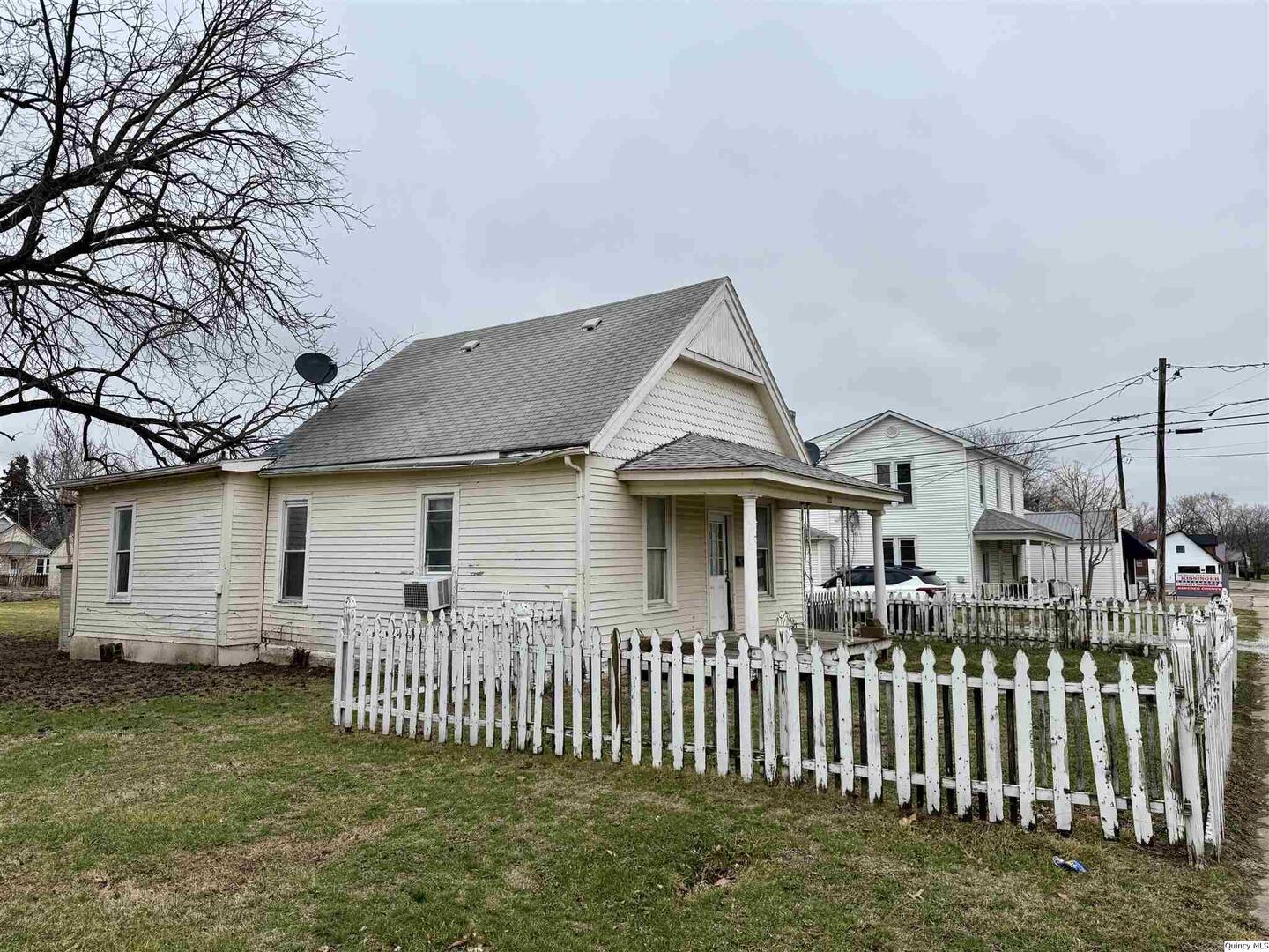 733 Buchanan Street Carthage, IL 62321 - Photo 2 of 14