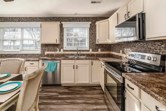 $299,900 | 15975 Forcade Lane, Marion, IL 62959