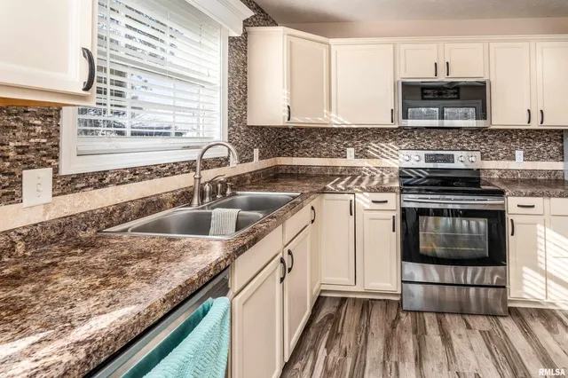 $299,900 | 15975 Forcade Lane, Marion, IL 62959