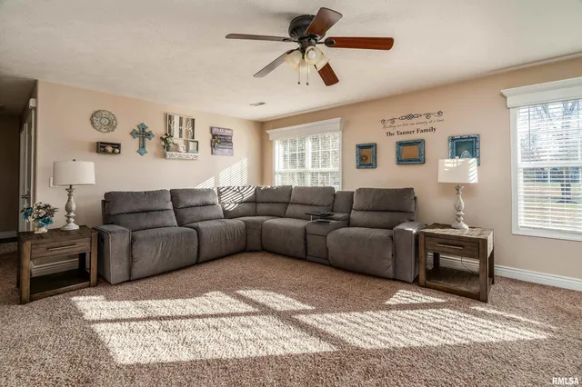 $299,900 | 15975 Forcade Lane, Marion, IL 62959