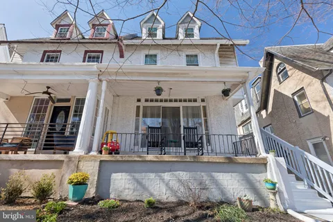 a black and white photo of a living room