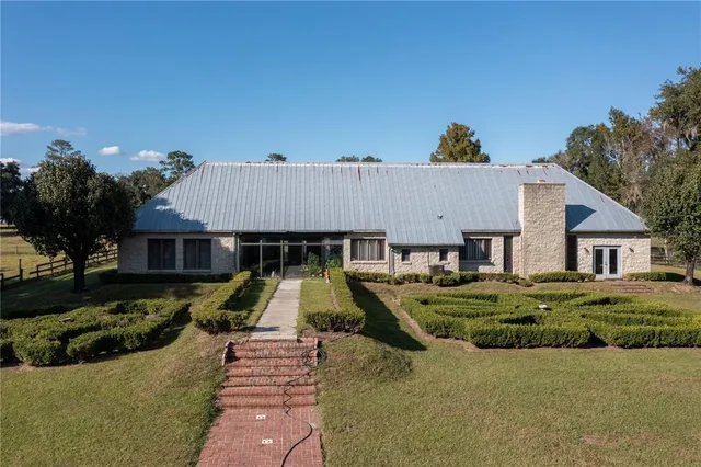 a view of a house with backyard