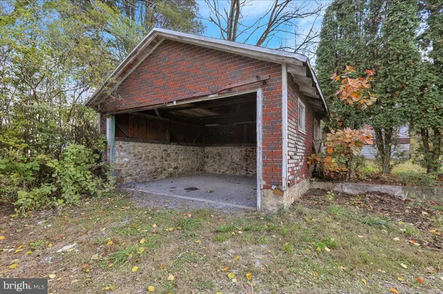 a view of small house with a yard