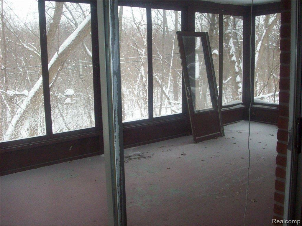 36040 John R Street Wayne, MI 48184 - Photo 12 of 14 36040 john sunroom
