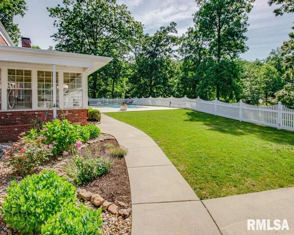 $699,000 | 616 Seville Drive, Mount Vernon, IL 62864