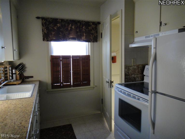 1205 Sunset Road Cleveland, OH 44124 - Photo 2 of 25