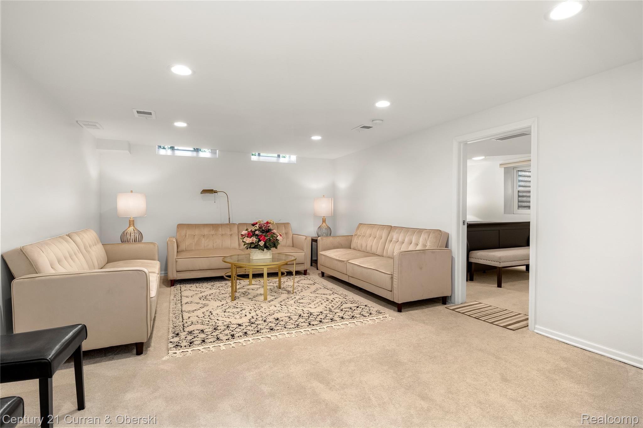 25446 Wykeshire Road Farmington, MI 48336 - Photo 31 of 38 33.jpg