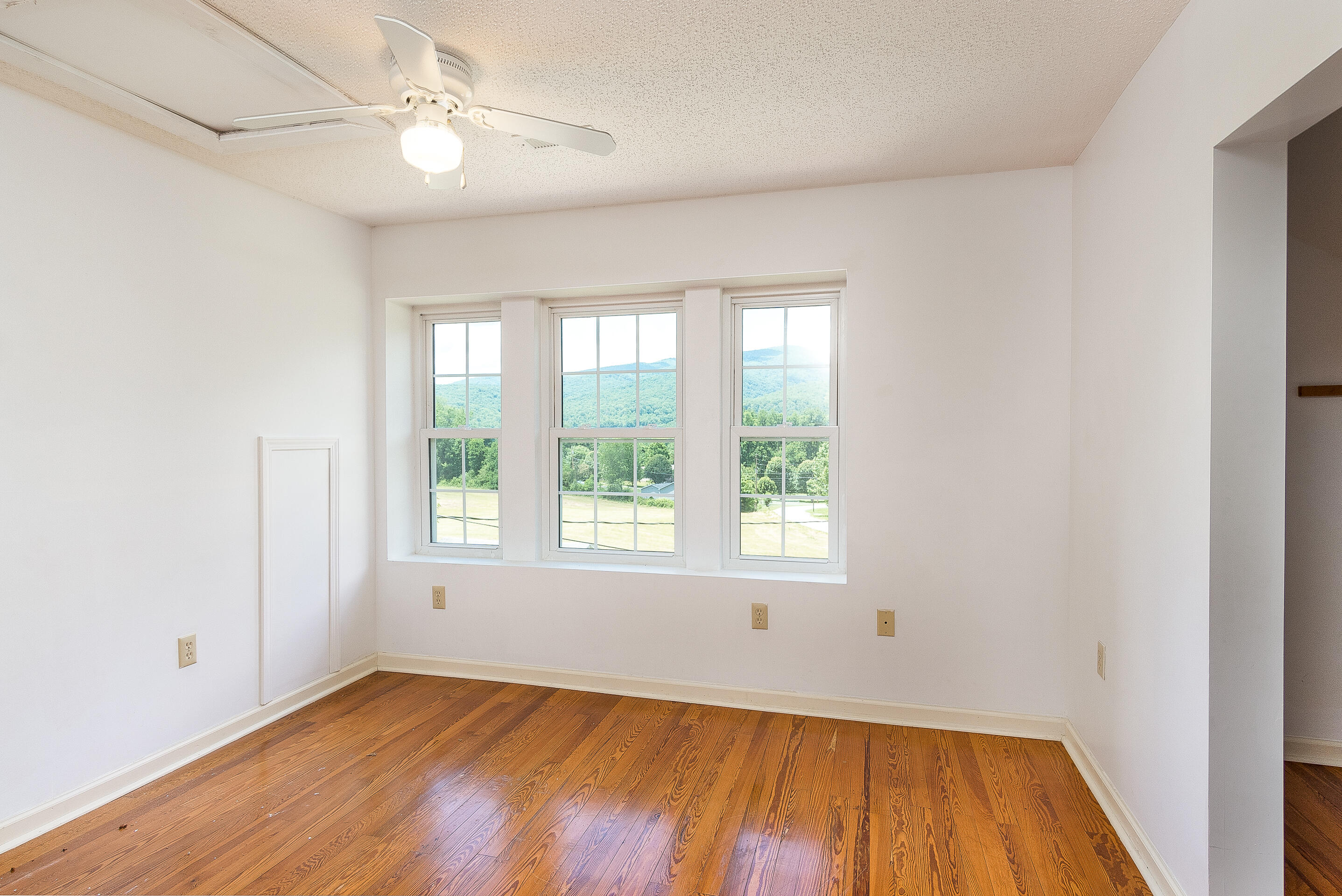 190 Peters Hollow Road Elizabethton, TN 37643 - Photo 40 of 49 interior-26