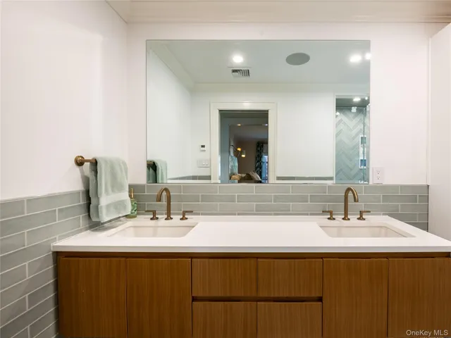 $2,899,000 | 39 Hawthorne Place, Manhasset, NY 11030