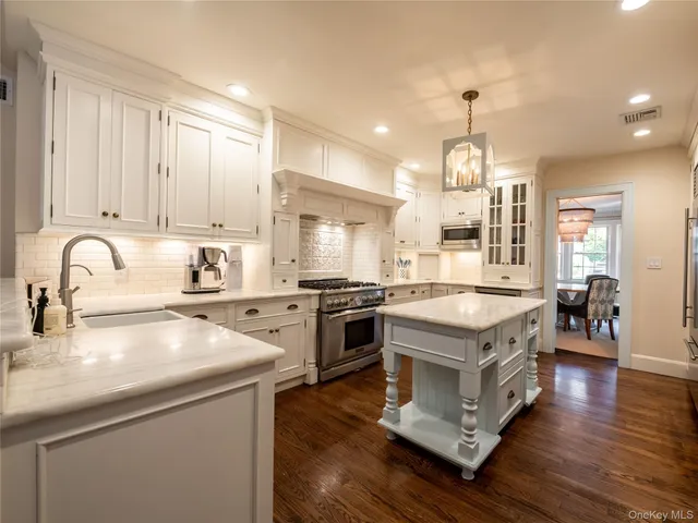 $2,899,000 | 39 Hawthorne Place, Manhasset, NY 11030