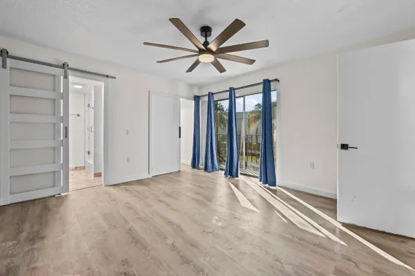 a view of a livingroom with a ceiling fan window and a ceiling fan