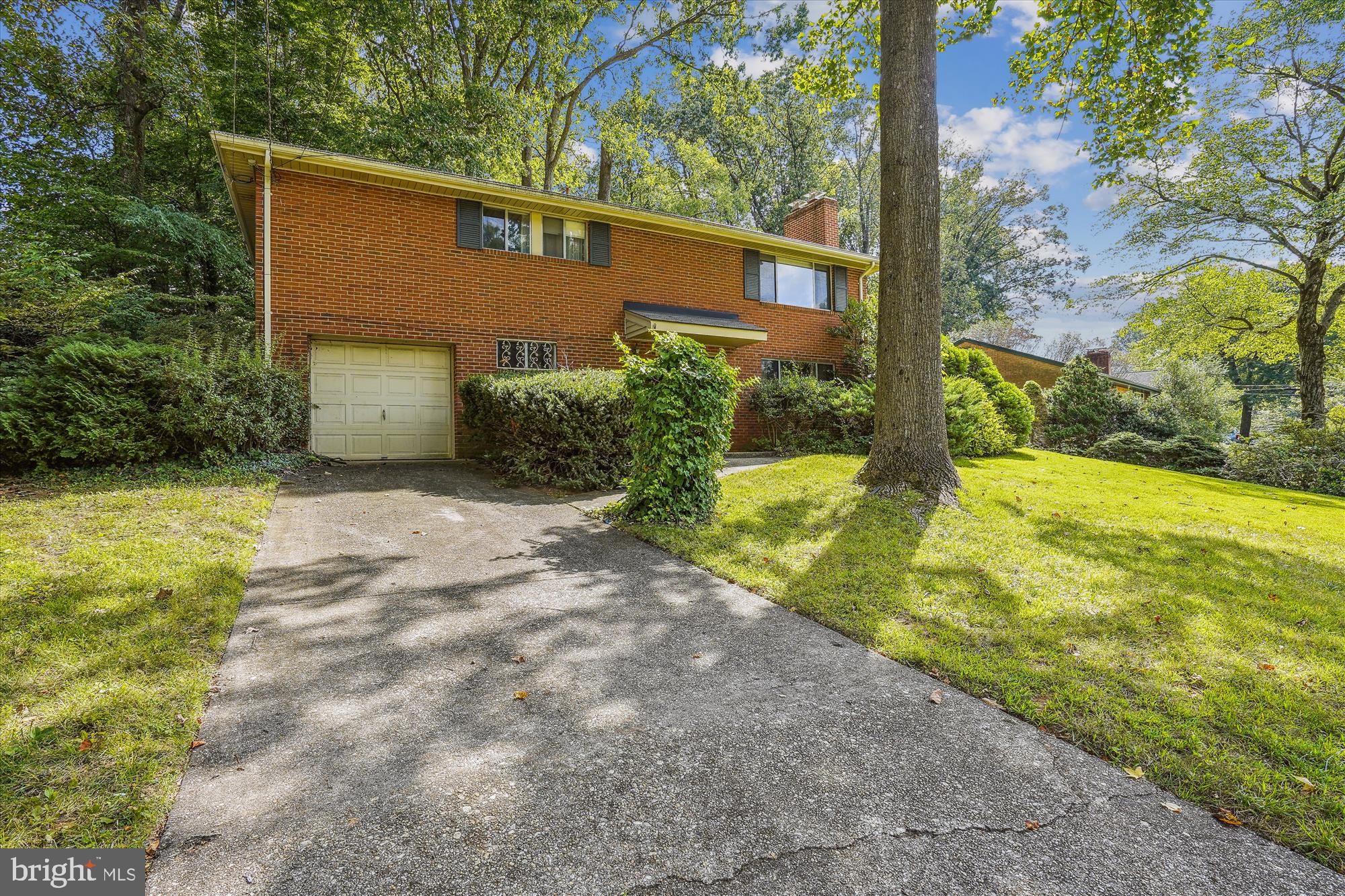 5603 Flag Run Drive Springfield, VA 22151 - Photo 3 of 27 Fantastic All Brick Construction