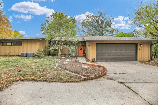 $650,000 | 1010 Parkview Drive, Mahomet, IL 61853