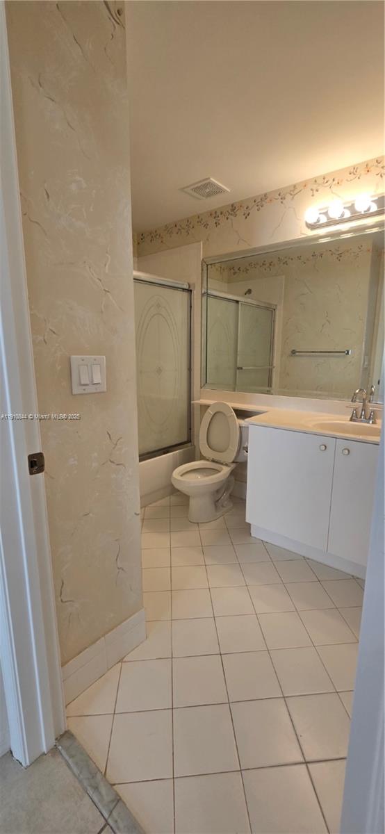 7775 Southampton Terrace, Unit 305 Tamarac, FL 33321 - Photo 9 of 39 a bathroom with a toilet and a bathtub