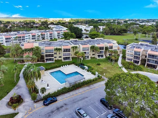 $2,400 | 230 Lakeview Drive, Unit 107, Weston, FL 33326
