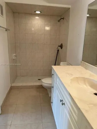 $2,400 | 230 Lakeview Drive, Unit 107, Weston, FL 33326