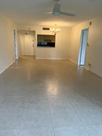 $2,400 | 230 Lakeview Drive, Unit 107, Weston, FL 33326