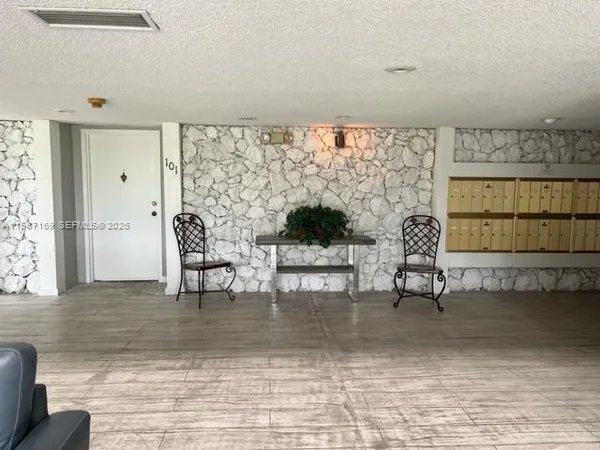 $2,400 | 230 Lakeview Drive, Unit 107, Weston, FL 33326
