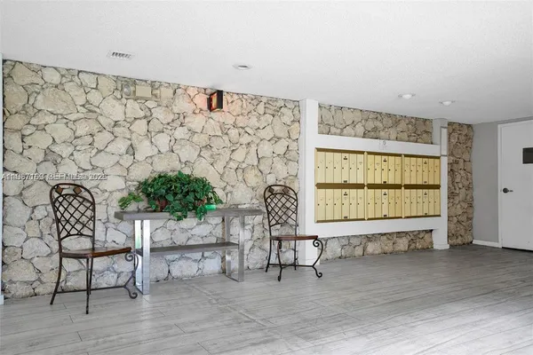 $2,400 | 230 Lakeview Drive, Unit 107, Weston, FL 33326