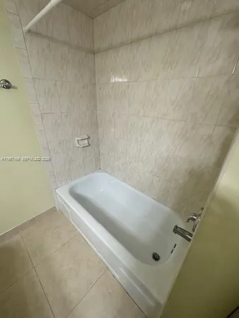 $2,400 | 230 Lakeview Drive, Unit 107, Weston, FL 33326