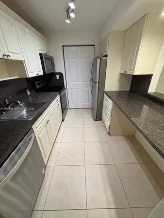 $2,400 | 230 Lakeview Drive, Unit 107, Weston, FL 33326